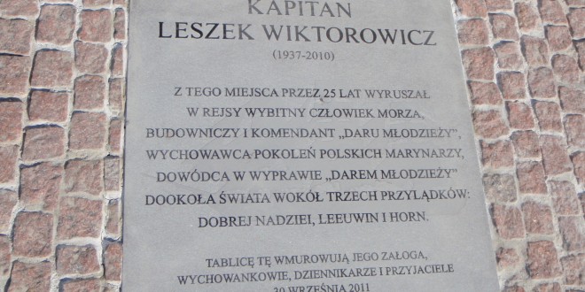 W Gdyni odsłonięto tablicę upamiętniającą kapitana żeglugi wielkiej Leszka Wiktorowicza