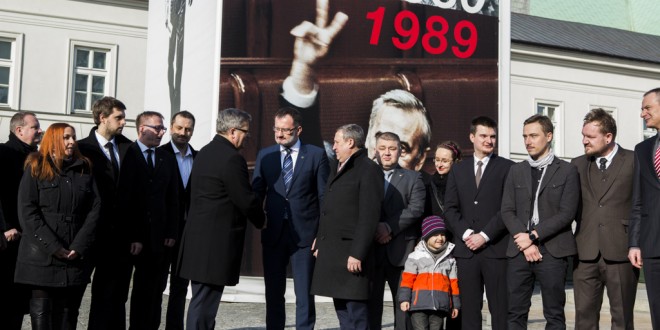 Relacja z otwarcia wystawy „Majdan” przed Pałacem Prezydenckim