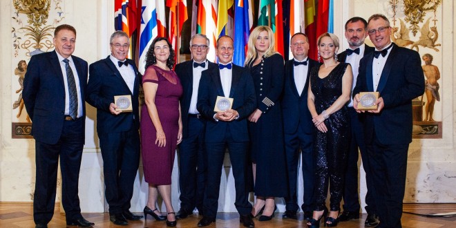 IAPC-Freedom-of-Speech-Award-presented-to-Peter-Greste-by-representant-of-press-club-from-Australia-Belarus-India-Israel-Poland-and-Switzerland-2