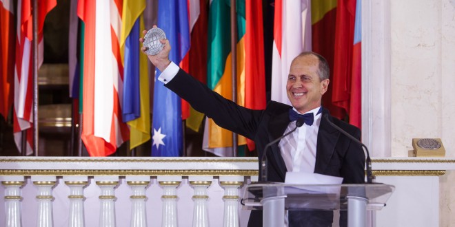 Peter-Greste-with-IAPC-Freedom-of-Speech-Award-2015